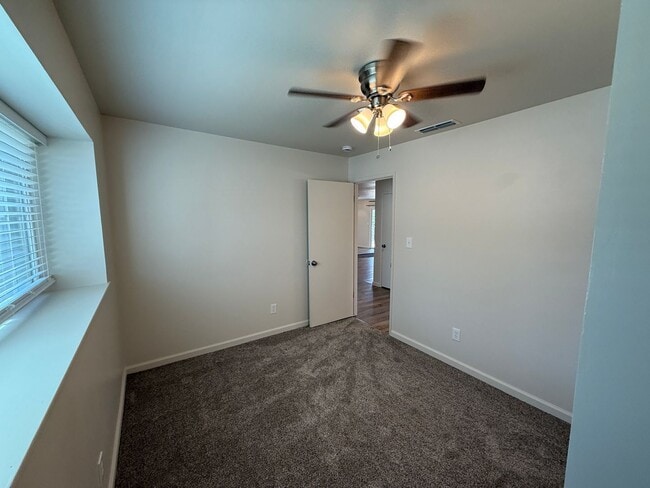 Building Photo - Updated single story near shopping and fre...