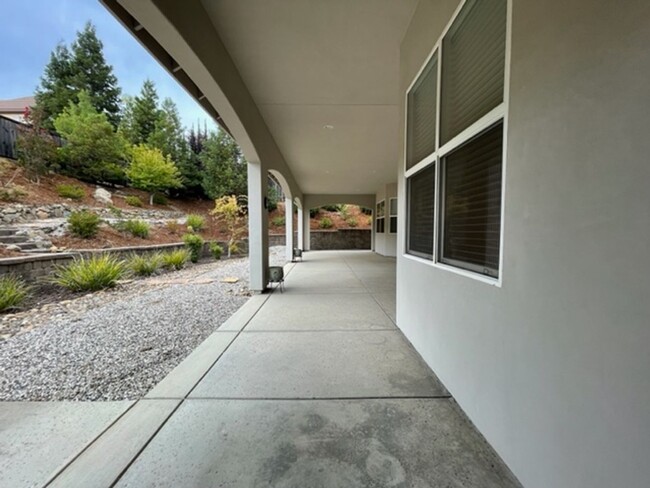 Building Photo - Beautiful, custom single story home in Hil...