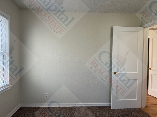 Building Photo - Cozy 2 Bedroom