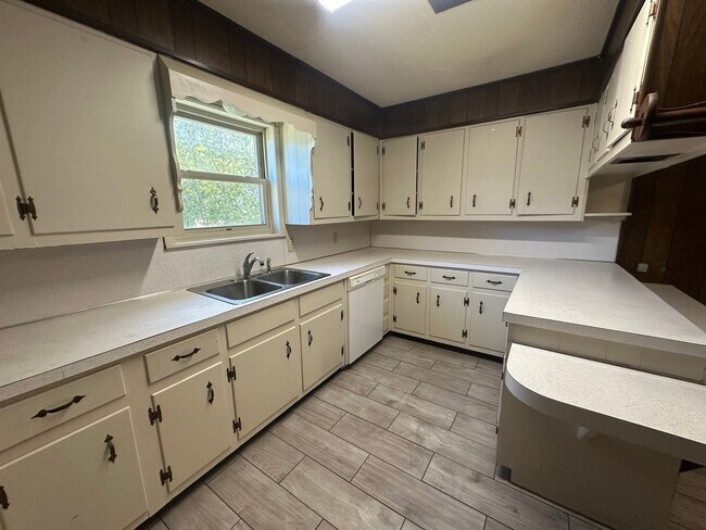 Building Photo - 115 Dawn Dr