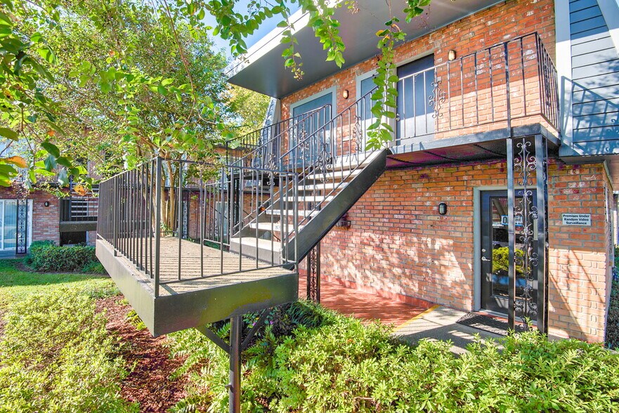 Building Photo - Villas at Emerald Park