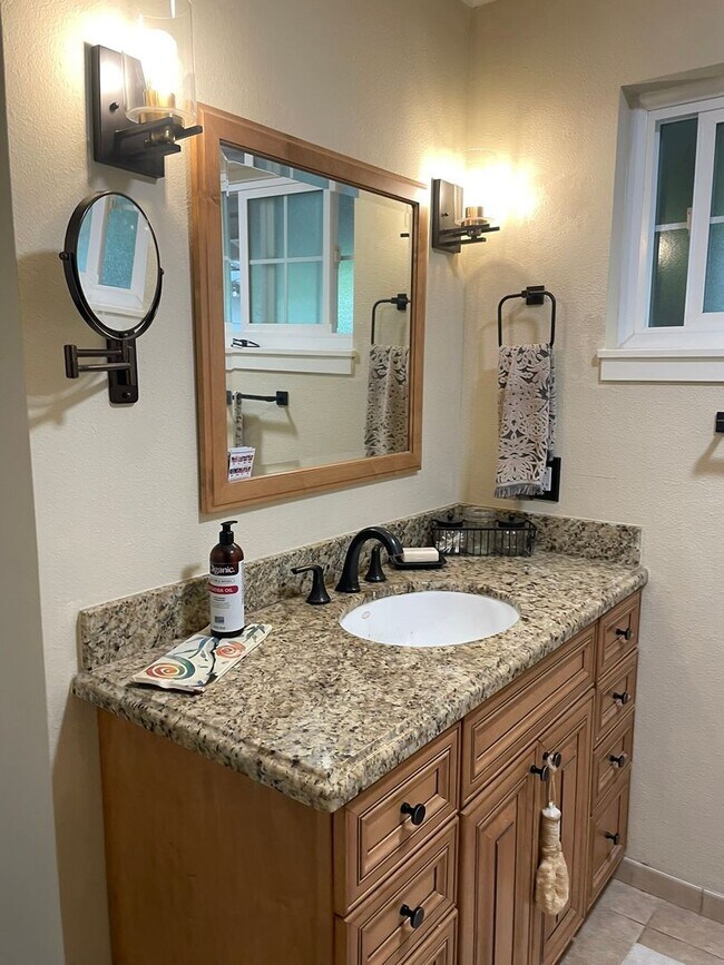 Building Photo - Charming 3 bedroom home in quiet neighborhood with detached office!