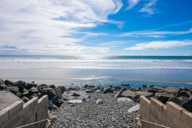 Building Photo - 2 Bed & 2 Bath Beach Condo with ocean view!