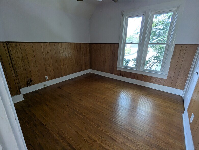 bedroom - 18 Madison St