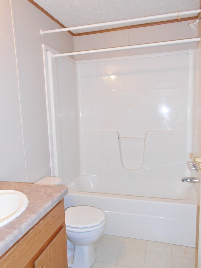 Building Photo - Large 3 Bedroom 3 Bathroom Modular Home in...