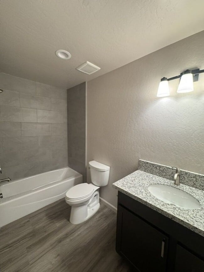 Building Photo - 2395 Oakmont Cir