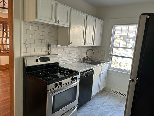 Kitchen - 923 42nd St