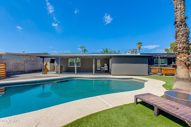 Building Photo - 3009 E Dahlia Dr