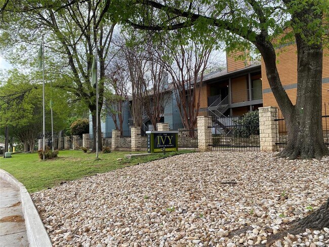 Building Photo - 3204 Menchaca Rd