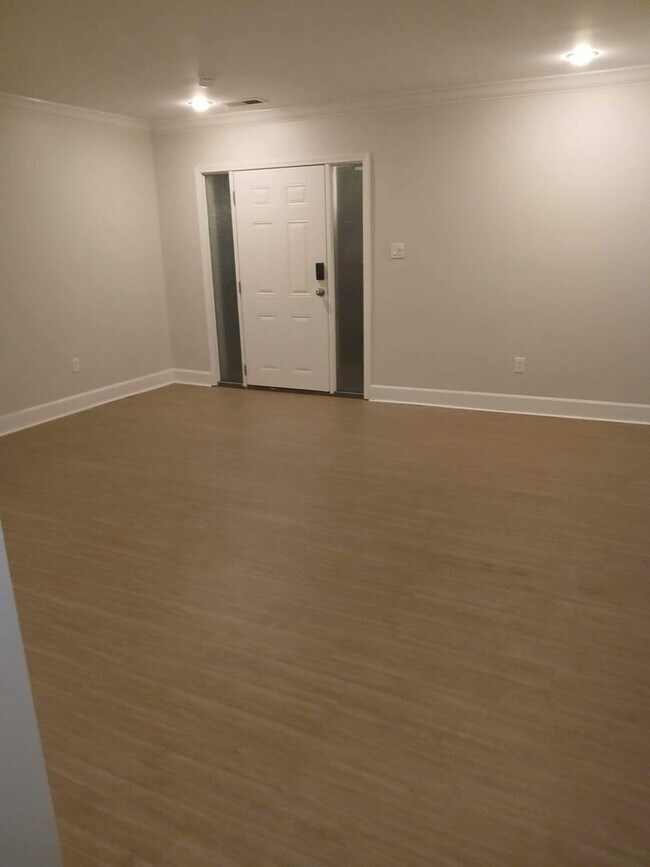 Building Photo - 530 W 10th St