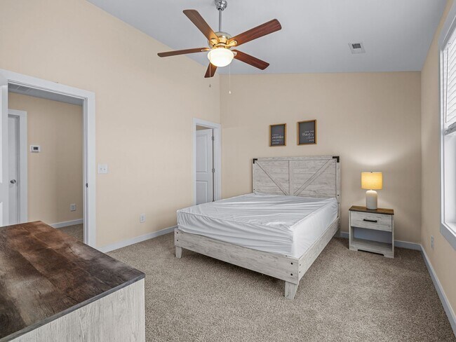 Building Photo - Townhome in Sneads Ferry