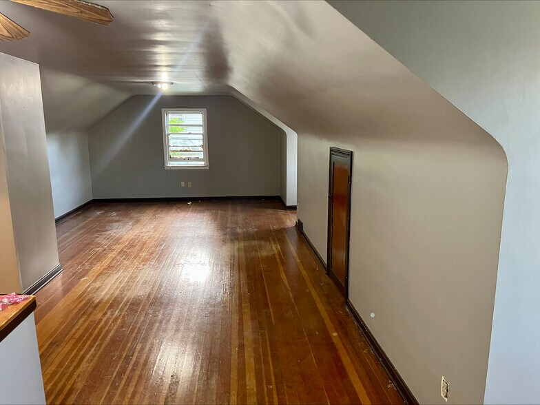 Building Photo - 893 Redfern Ave