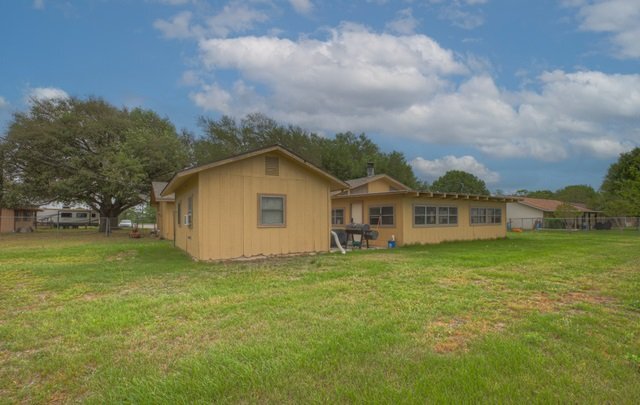 Building Photo - 1010 Country Oaks Dr