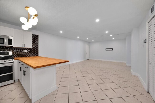 Building Photo - 2734 Bird Ave