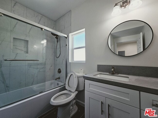 Building Photo - 2826 3/4-2824 Leeward Ave