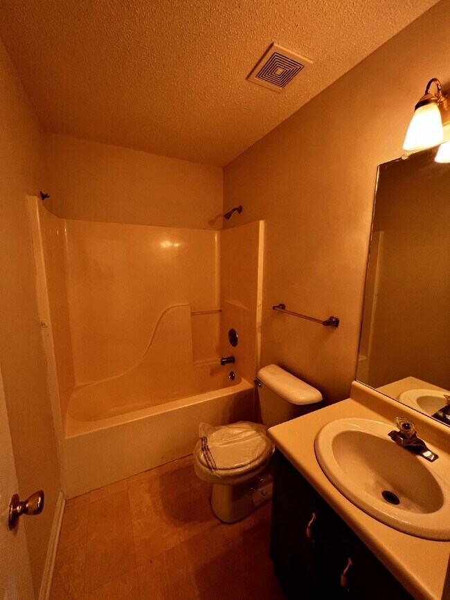 Building Photo - Home For Rent