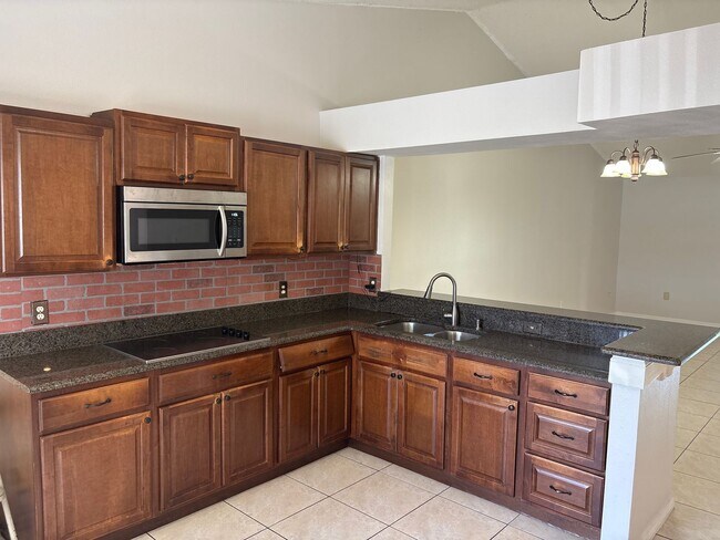 Building Photo - Charming 3-Bedroom, 2-Bath Villa with Serene Waterview in Jade East