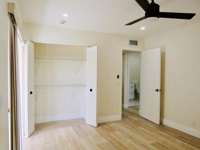 Building Photo - 557 Burgundy L