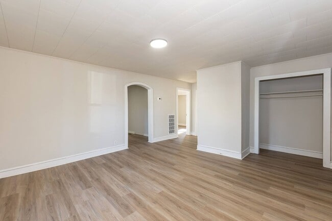 Building Photo - Renovated Two bedroom Home!