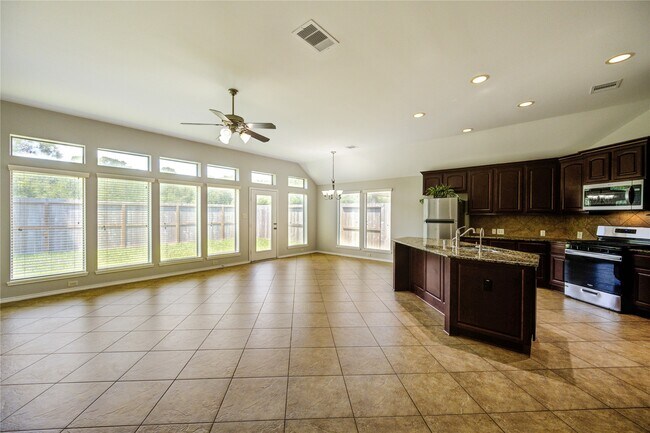 Building Photo - 5615 Stoneridge Ct