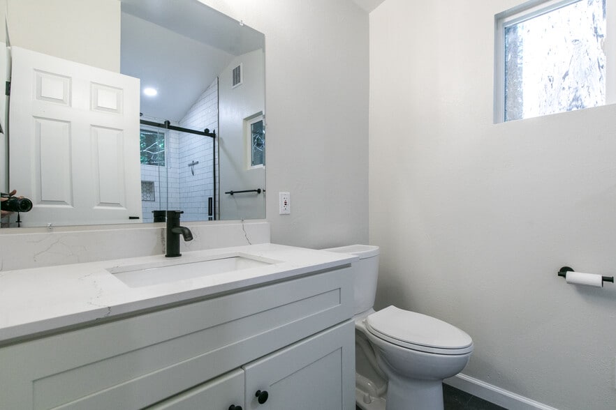 Building Photo - 504 Eden Ave