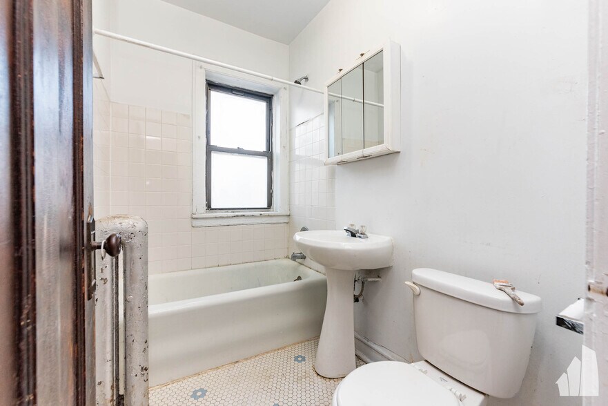 Building Photo - 4455 N Artesian Ave