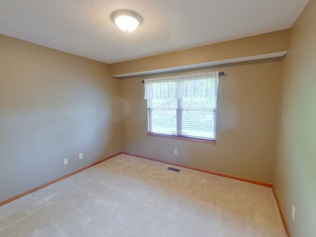 Building Photo - 650 S Highland Dr