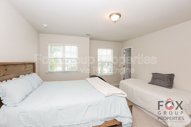 Building Photo - 200 Falls Cove Dr