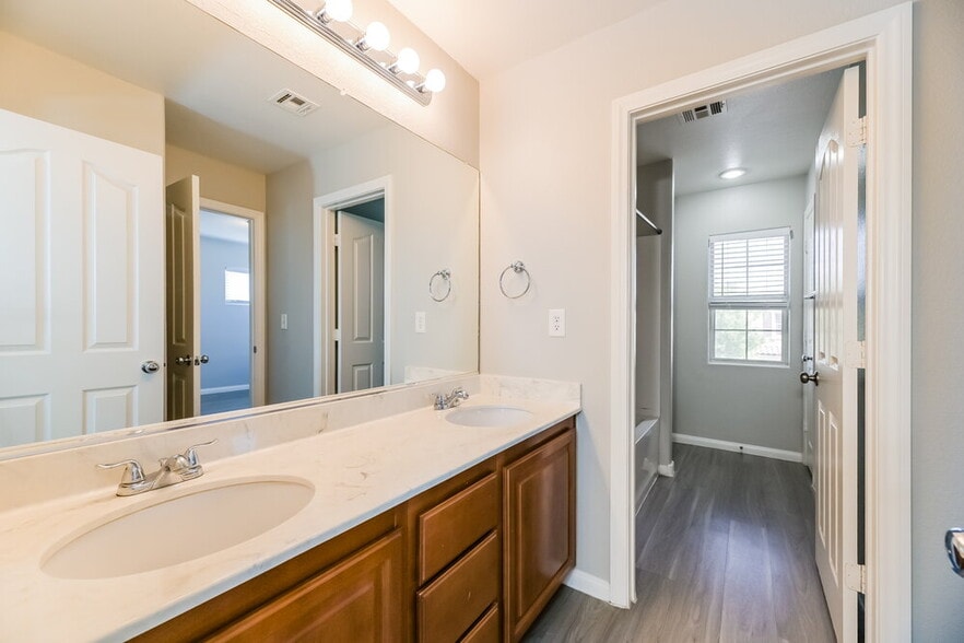 Building Photo - 6035 N Hidden Summit St