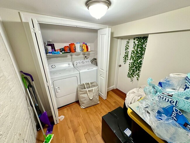 Building Photo - 9/1 No Fee! Large 2-level 4BR/2BA near Brigham Circle, Longwood, NU!