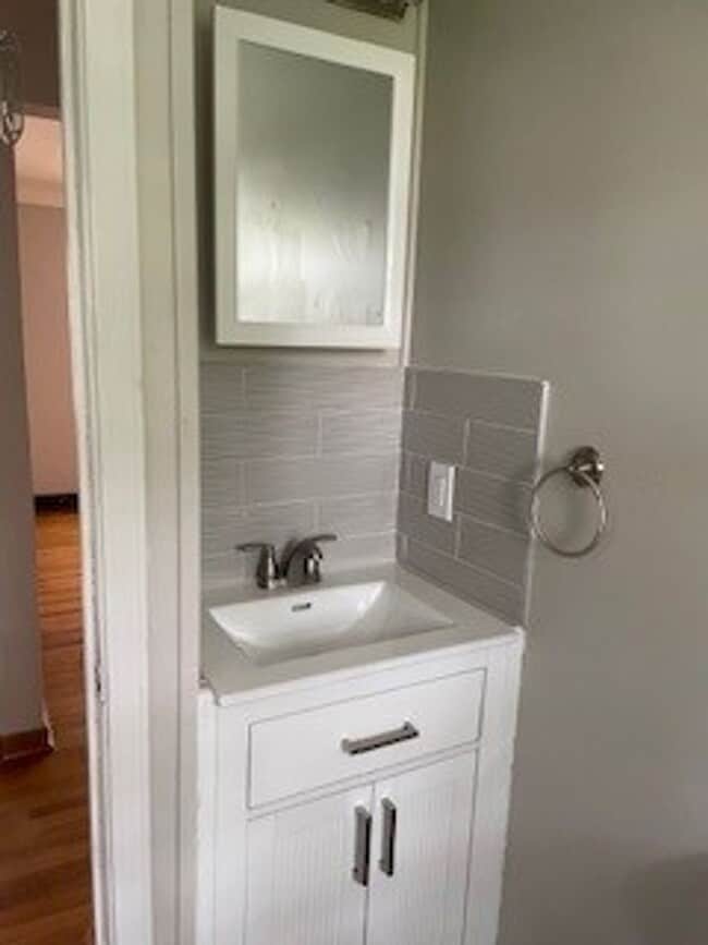 Building Photo - Gorgeous hardwood floors! 3-Bed Home!