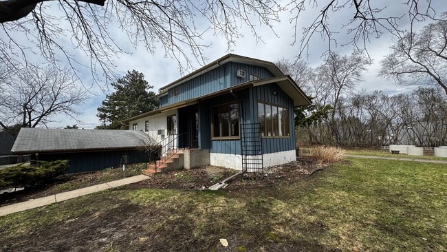 Building Photo - Wonderful 4BR 3BA w/ 2 Car Garage on 1.38 Acres in desirable Mendota Heights neighborhood!