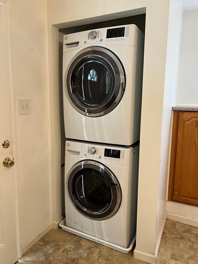 Building Photo - Conveniently Located 4 Bed/2 Bath Home-Central AC and Heat-Available 3/01!