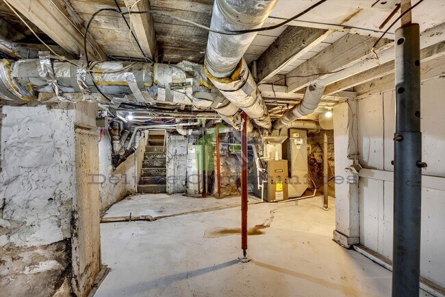 Building Photo - Spacious 4 Bedroom- Whole Home!