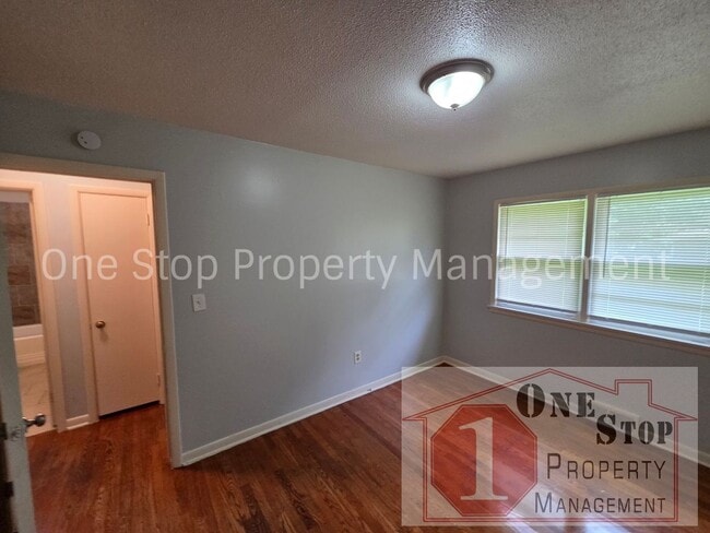 Building Photo - Beautiful 2 Bedroom 1 Bathroom in Lee Summit!