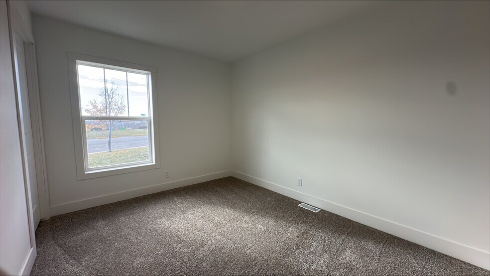 Building Photo - 6 Lapin St