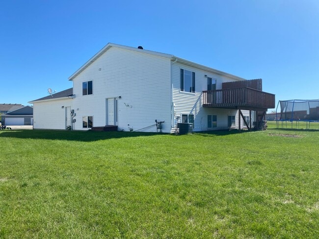 Building Photo - Spacious South Moorhead Twinhome with Double Garage & Prime Location!