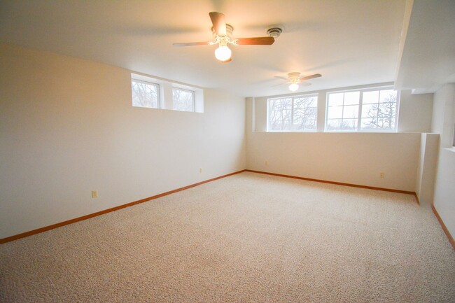 Building Photo - For Rent – Stunning 3-Bed, 2.5-Bath Countr...