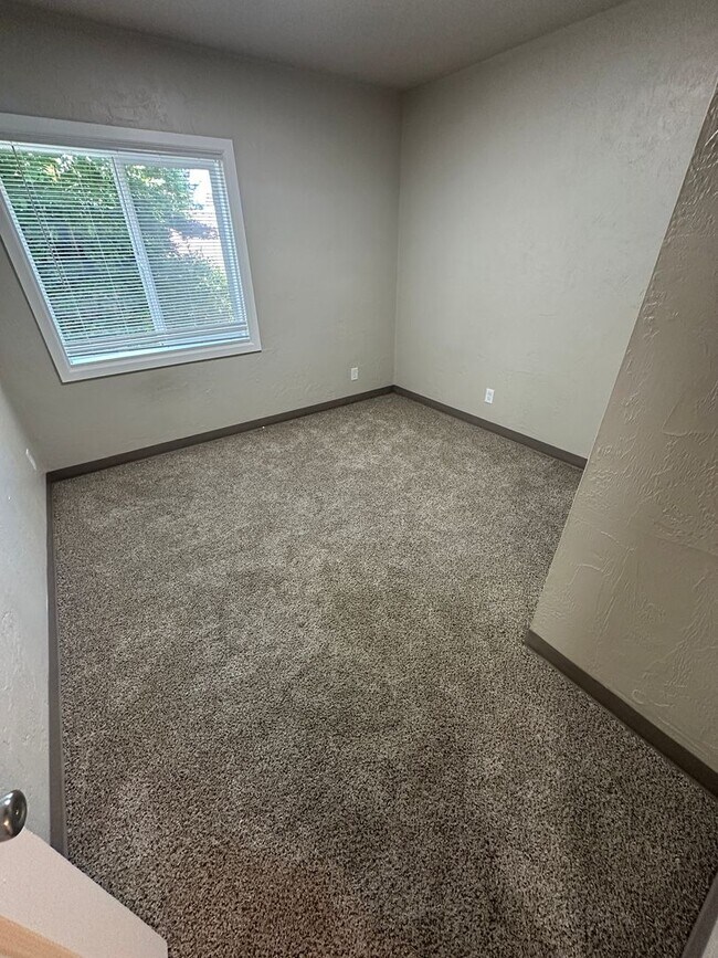 Building Photo - (949) Harrison Street Plex - 2 Bedroom / 1 Bathroom - Updated