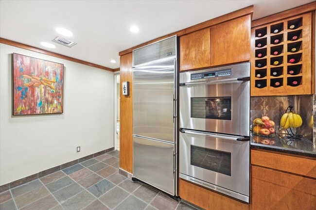 Building Photo - 2701 Westheimer Rd