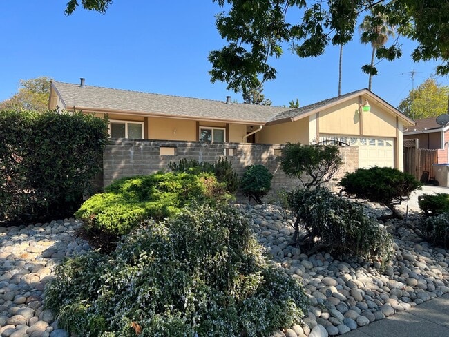 Building Photo - Newly Updated 4/2 Home! Remodeled Bathroom...