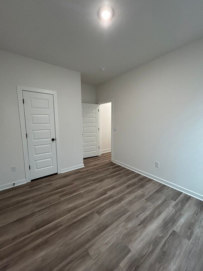 Building Photo - Modern Luxury Living in the Heart of Siloa...