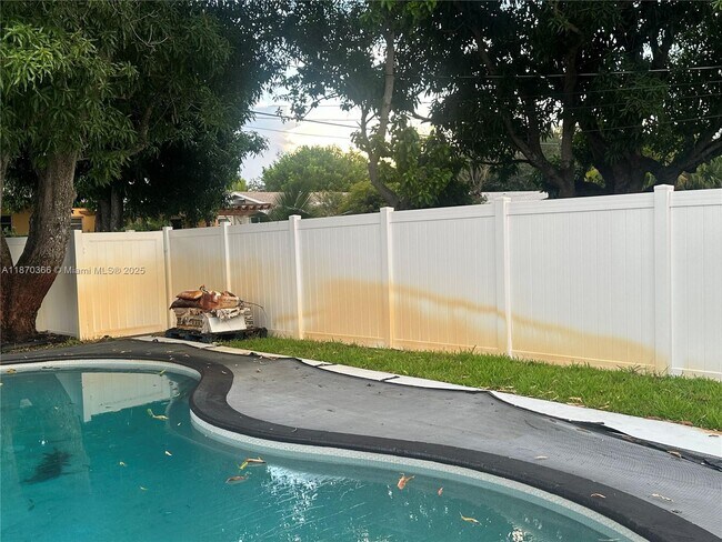 Building Photo - 526 S Rainbow Dr