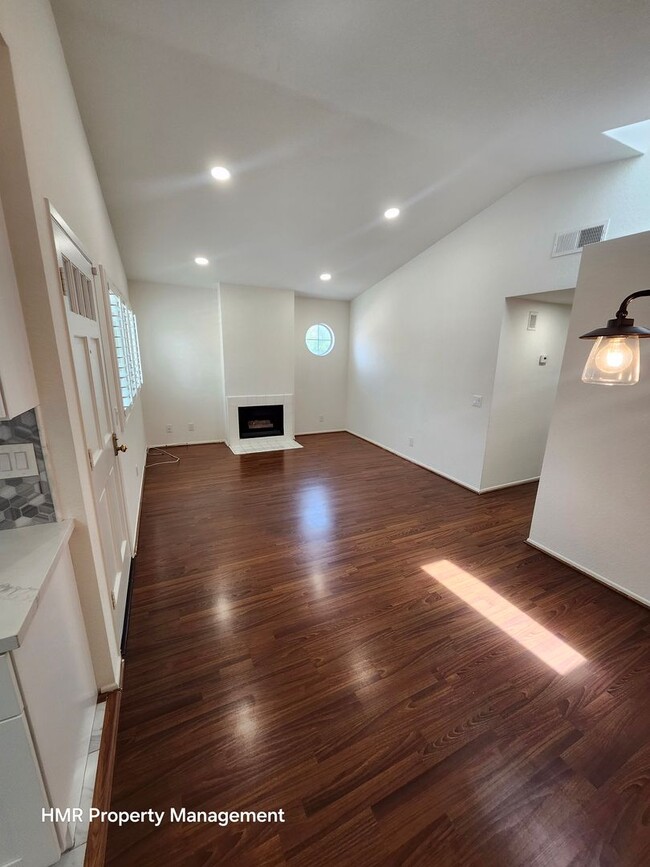 Building Photo - 2bed/2bath Condo near Victoria Gardens!