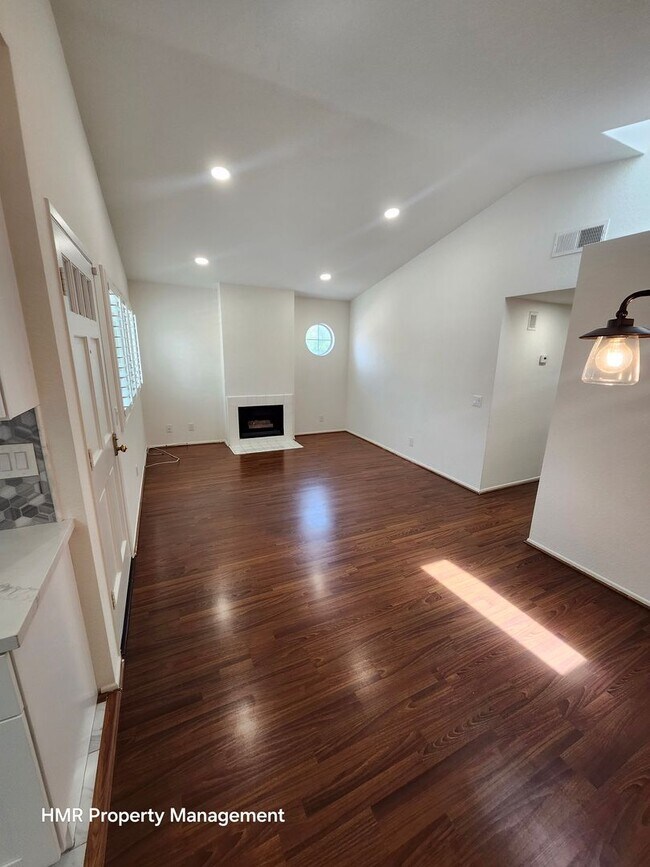 Building Photo - Coming Soon: 2beds/2bath Condo near Victoria Gardens!