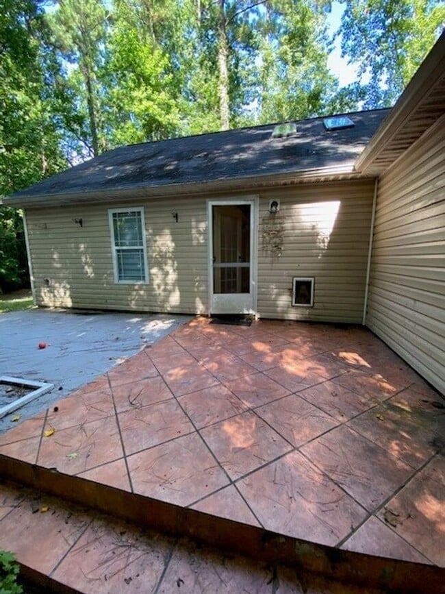Building Photo - Welcome to this stunning 3-bedroom, 2-bath...