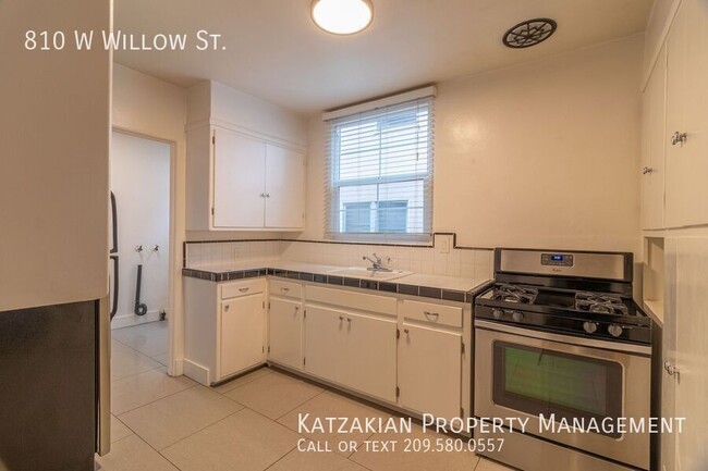 Building Photo - Large 2-Story 1-Bedroom 1.5 Bath Midtown T...