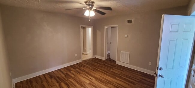 Building Photo - 710 Jefferson Dr