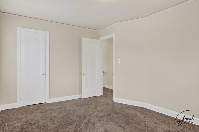 Building Photo - $1350 3 bedrooms