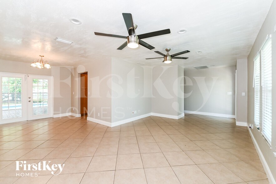 Building Photo - 528 SE 17th Ave